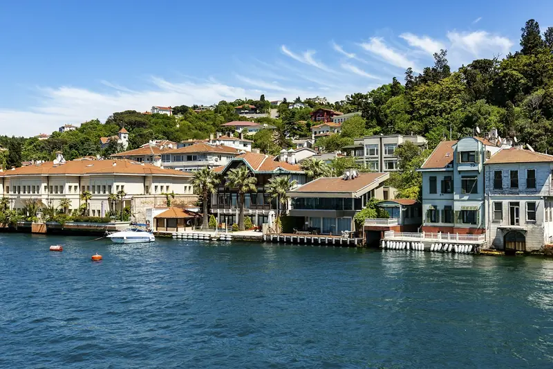 İstanbul Boğazı’nda evler