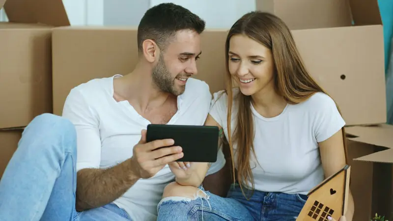 Yeni kiraladıkları dairede dinlenen bir çift