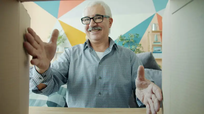 Yeni kiracılarını kapıda karşılayan ev sahibi