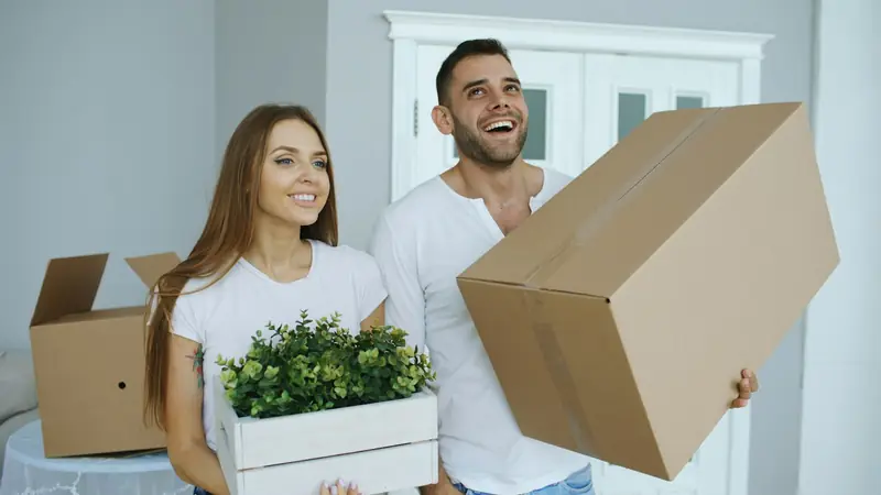 Aydınlık yeni bir dairede taşınma kutuları