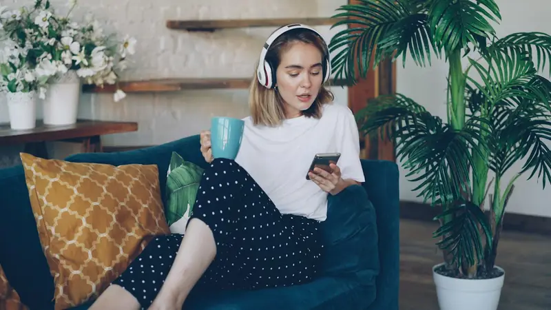Kanepede telefonuyla dinlenen bir kiracı